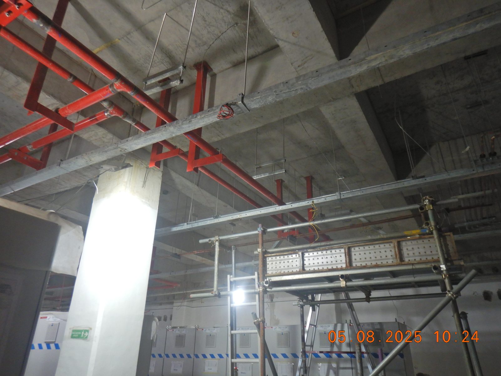 Instalasi ducting HVAC di kilang Pertamina RDMP Balikpapan