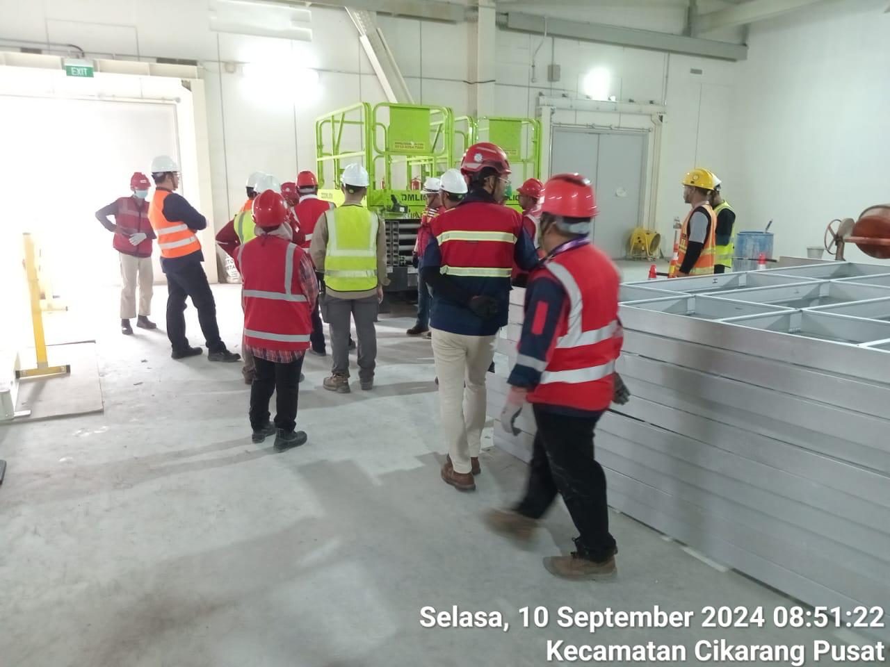 Briefing keselamatan harian tim instalasi Son Duct di lapangan